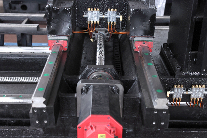 4 axes 3 axes Centre d'usinage vertical SV960L Taille de table 1100*550mm Centre de fraisage vertical 5