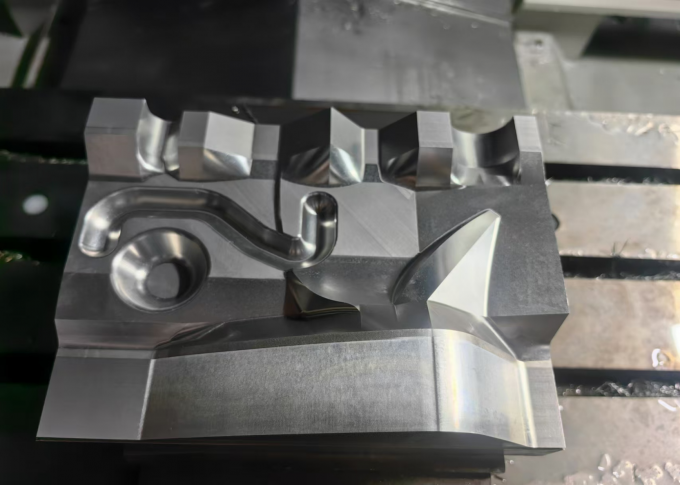 4 axes 3 axes Centre d'usinage vertical SV960L Taille de table 1100*550mm Centre de fraisage vertical 12