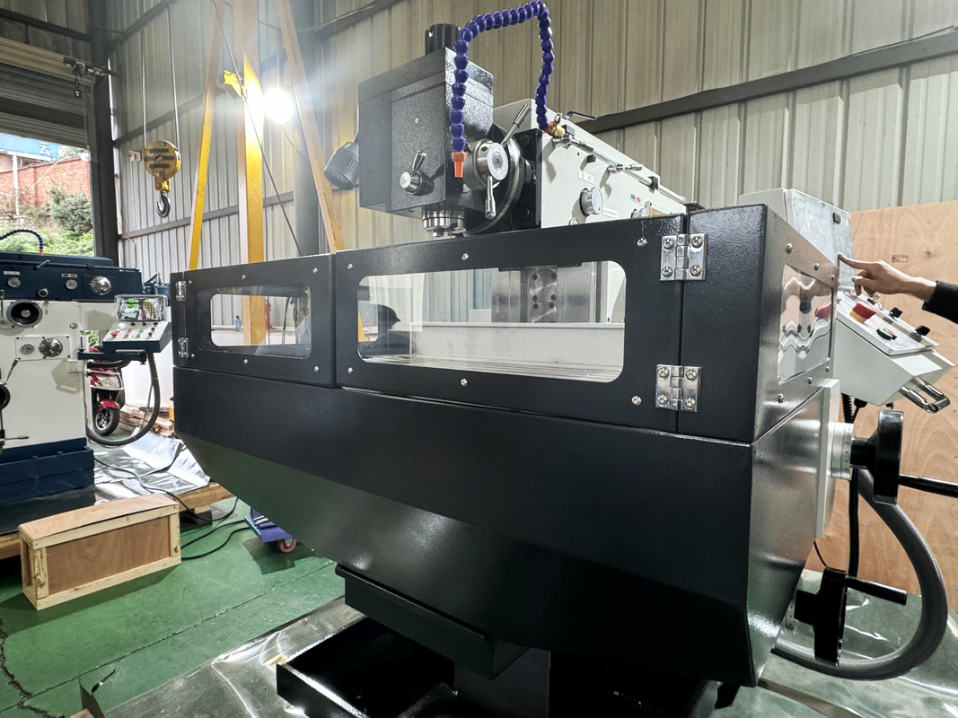 Machine de fraisage CNC verticale à 4 axes XKH8140A pour le traitement de moules de petite taille Machine de fraisage manuelle à outils universels