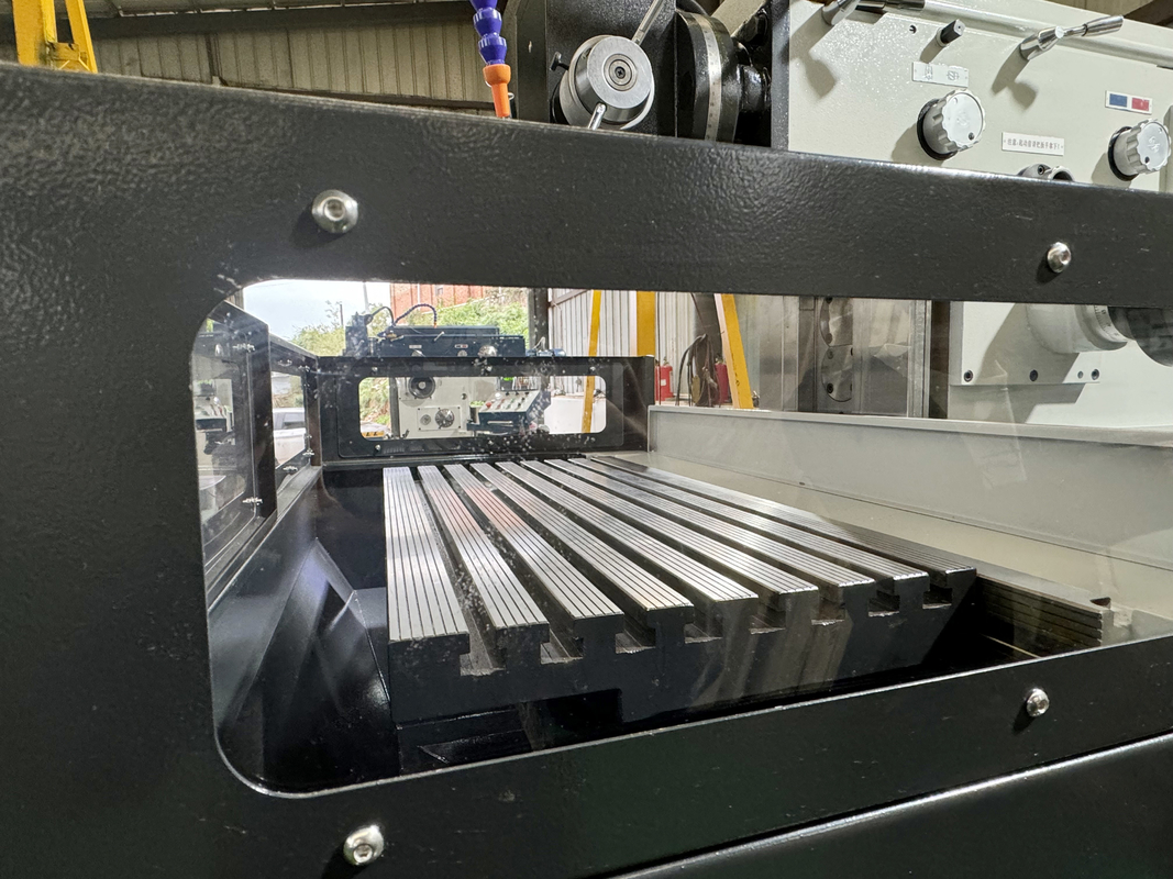 Machine de fraisage CNC verticale à 4 axes XKH8140A pour le traitement de moules de petite taille Machine de fraisage manuelle à outils universels