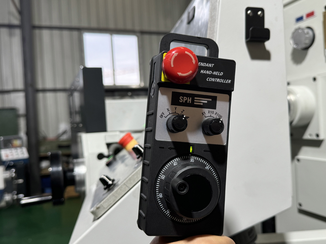 Machine de fraisage CNC verticale à 4 axes XKH8140A pour le traitement de moules de petite taille Machine de fraisage manuelle à outils universels