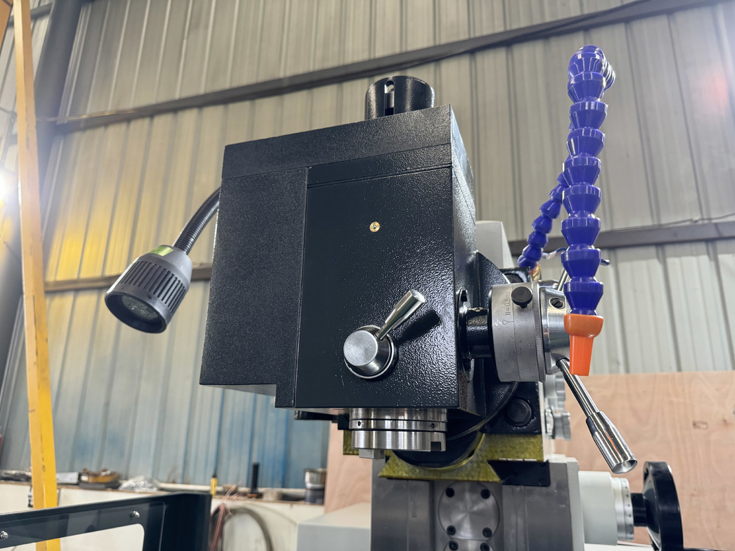 Machine de fraisage CNC verticale à 4 axes XKH8140A pour le traitement de moules de petite taille Machine de fraisage manuelle à outils universels