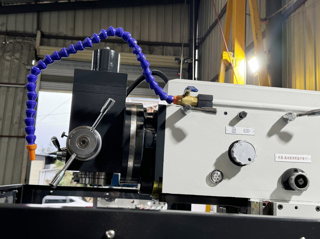 Machine de fraisage CNC verticale à 4 axes XKH8140A pour le traitement de moules de petite taille Machine de fraisage manuelle à outils universels