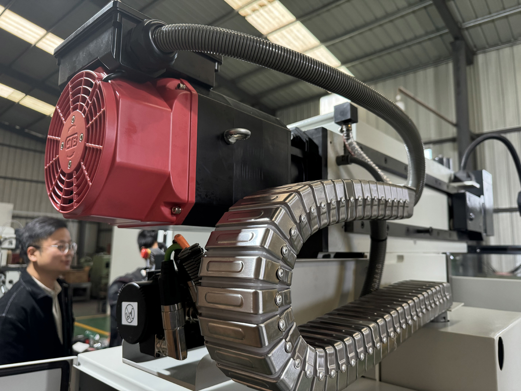 Machine de fraisage CNC verticale à 4 axes XKH8140A pour le traitement de moules de petite taille Machine de fraisage manuelle à outils universels