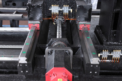 4 axes 3 axes Centre d'usinage vertical SV960L Taille de table 1100*550mm Centre de fraisage vertical