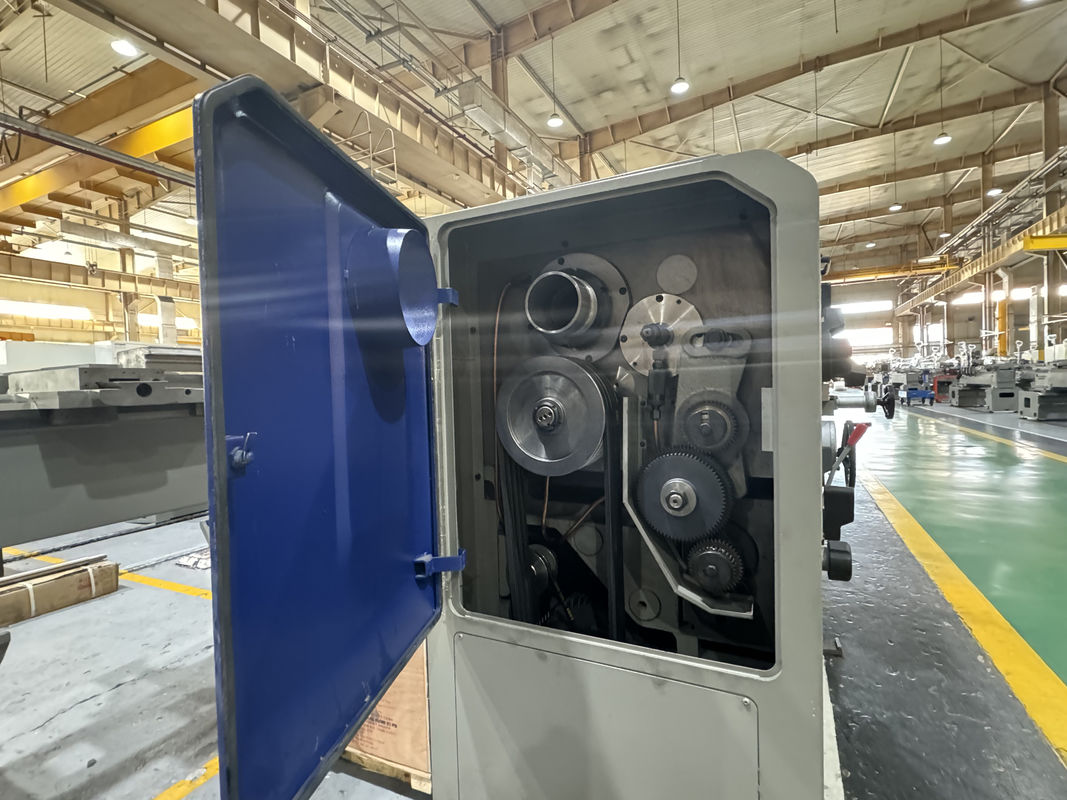 Le tour universel CW6263B est un tour de lit à écartement à haute performance, un tour manuel à grande portée et horizontal.