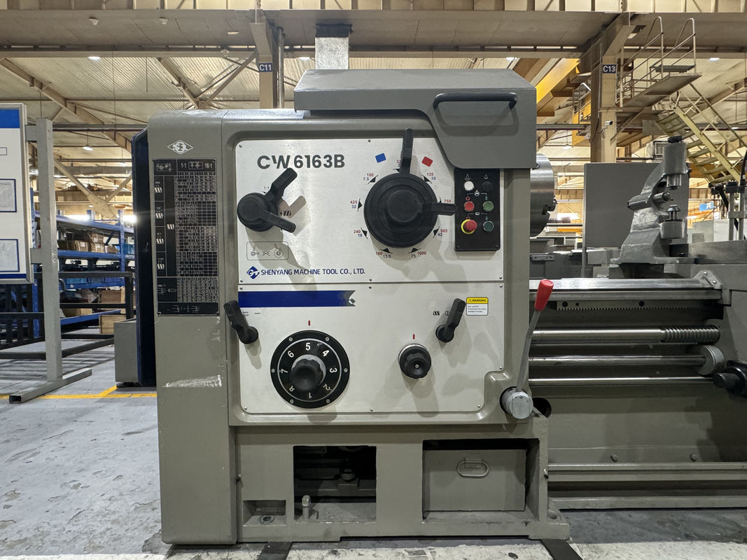Le tour de tournage des métaux lourds CW6163B Machine de découpe des métaux Tour manuel horizontal de haute précision