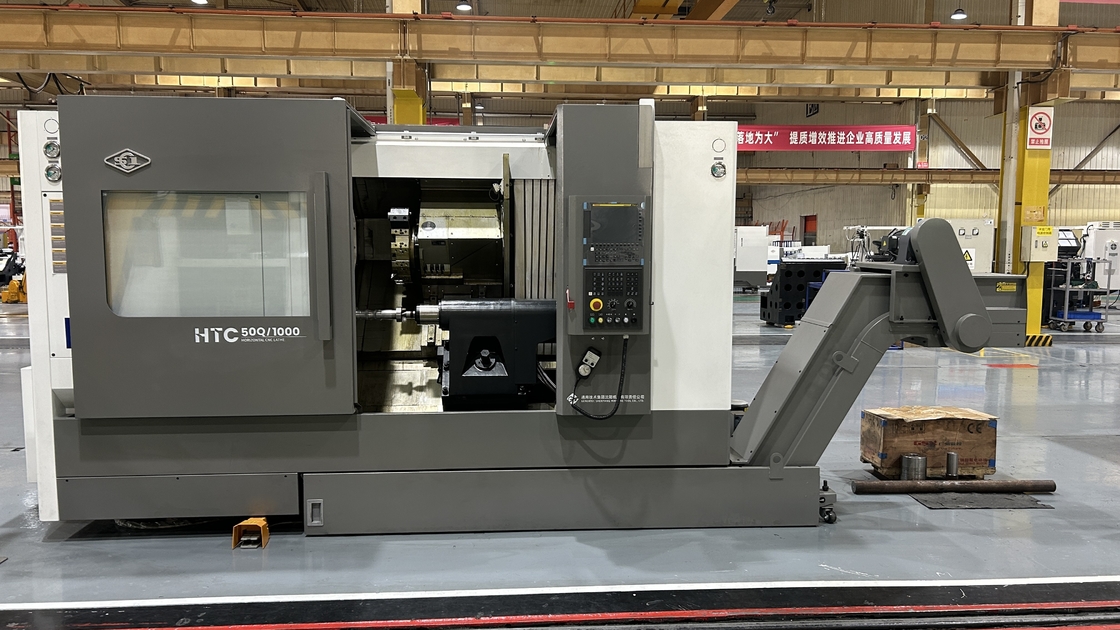 Le tour CNC horizontal universel SMTCL HTC50Q est un tour CNC à couple élevé, à fuseau et à lit incliné lourd