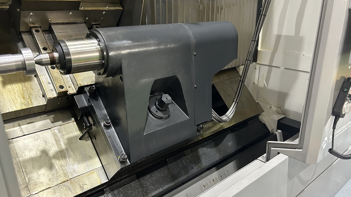 Le tour CNC à lit incliné HTC63Q Longueur maximale de coupe 3000 mm Fuseau de coupe lourd Tour CNC horizontal